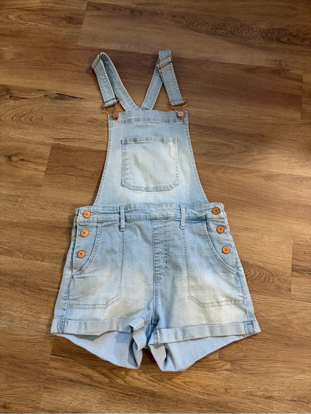 EUC vintage-inspired GUESS Denim Short Overalls in a faded light wash